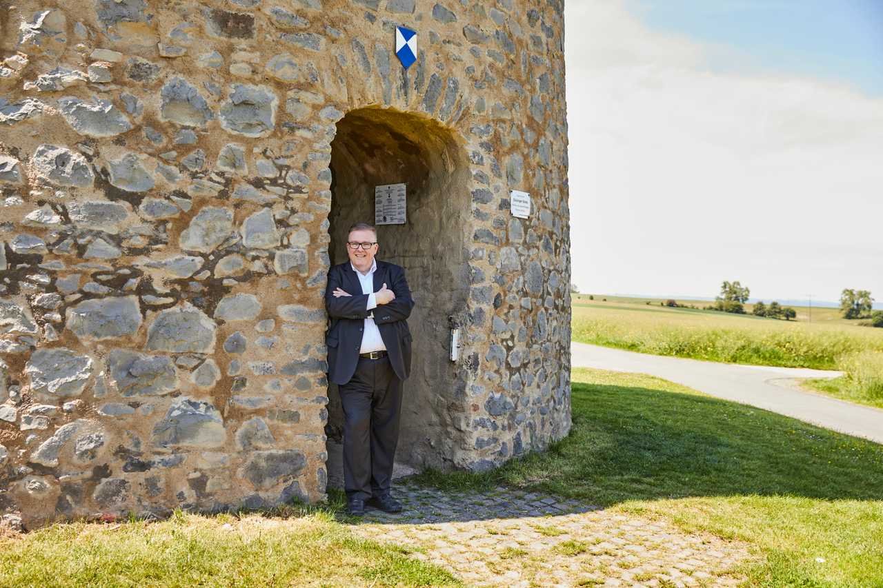 Andreas Ruck am Eingang der Grüninger Warte bei Pohlheim.