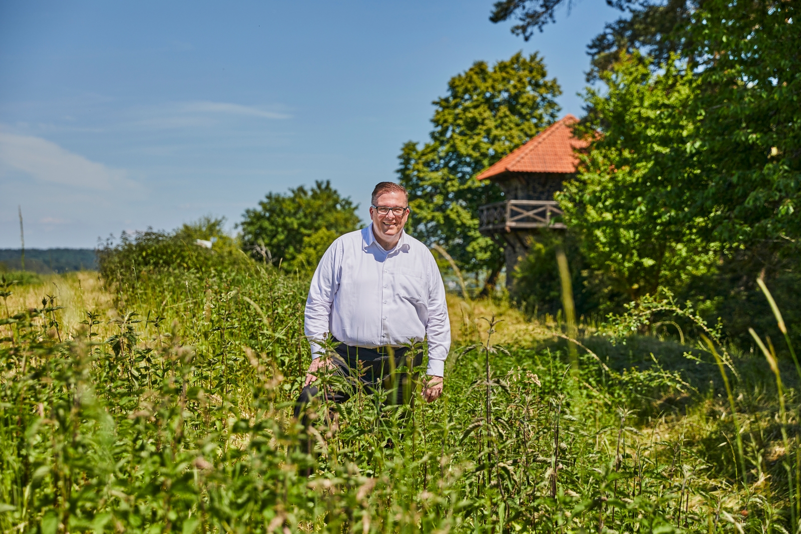 Andreas Ruck auf einer Wiese vor dem Limes-Turm.