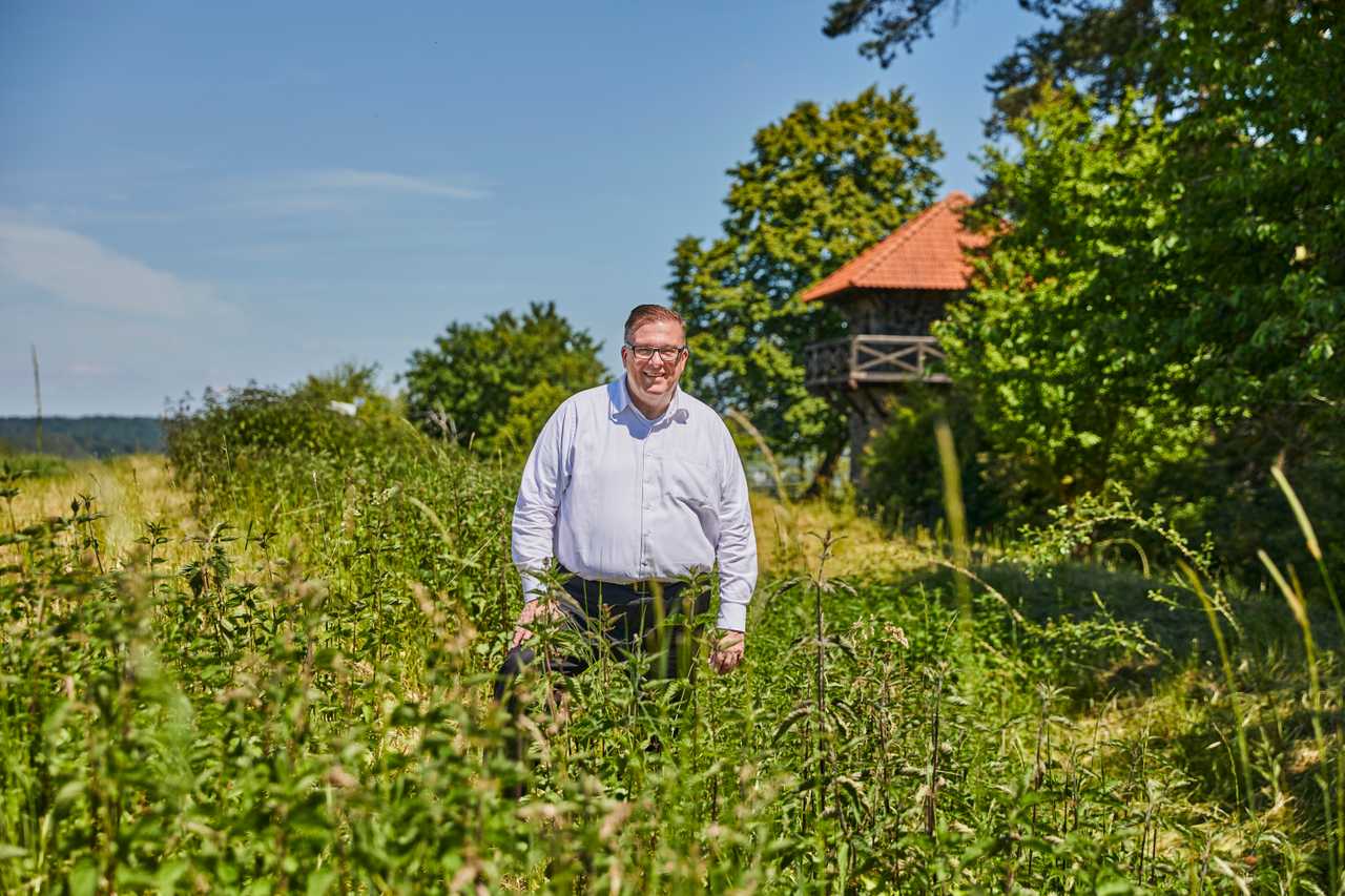 Andreas Ruck auf einer Wiese vor dem Limes-Turm.