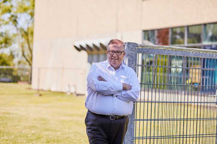Andreas Ruck vor dem Hallenbad in Pohlheim.